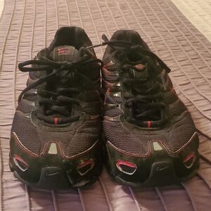 Nike Men's Black and Red Athletic Shoes